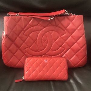SOLD❤️CHANEL Med Quilted Zip Around Red Bag Set